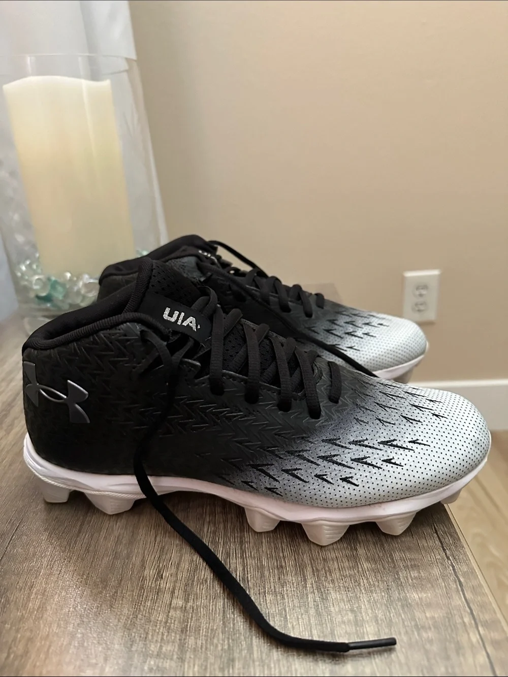 Under Armour Men's Black and White Gradient Athletic cleats Shoes